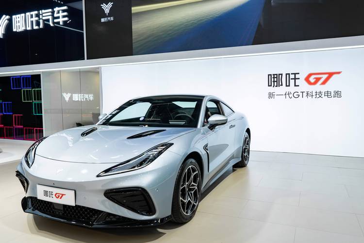 佛山334哪吒汽车在智能汽车领域的表现，领途汽车在新能源汽车市场中的影响力